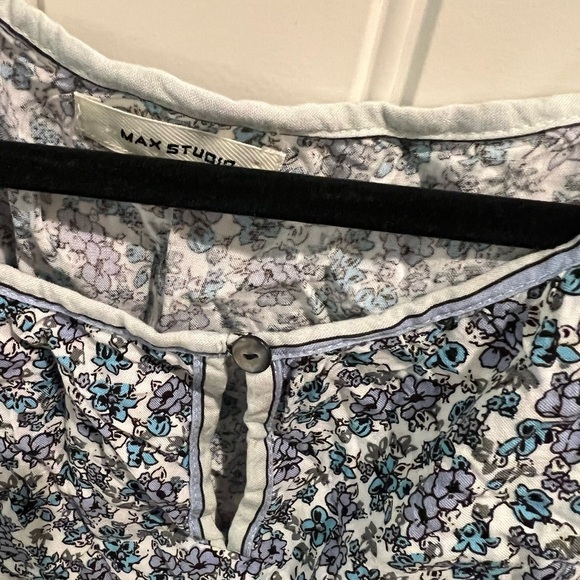 Max Studio (medium) RAYON blue and White Patterned flower Blouse - Picture 5 of 9